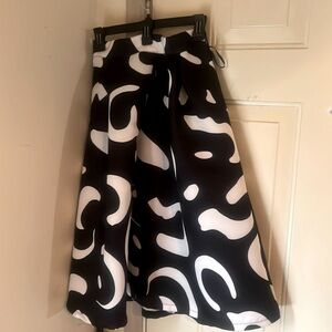 Black snd white print skirt Zipper is broken needs repair